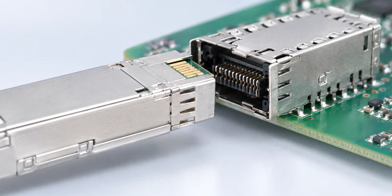 SFP module card edge aligned with the 20-pin host connector